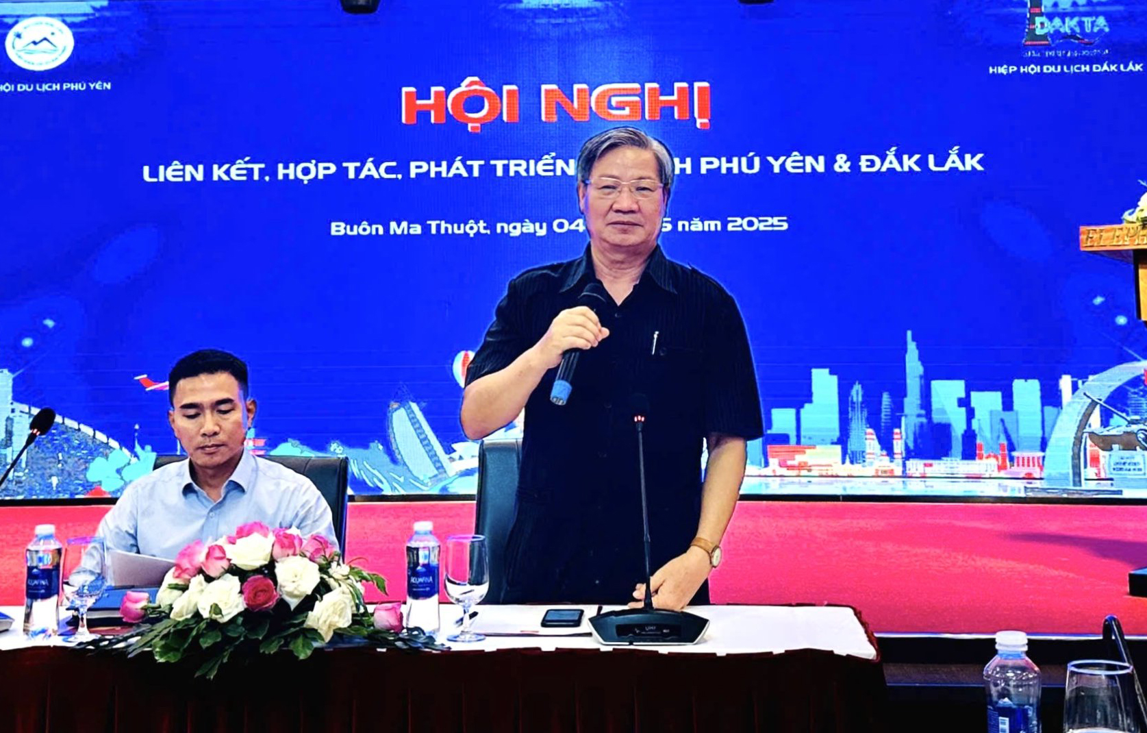 Chủ tịch Hiệp hội Du lịch Phú Yên Hồ Văn Tiến và Phó Chủ tịch Hiệp hội Du lịch Đắk Lắk Nguyễn Văn Mừng điều hành thảo luận hội nghị. Ảnh: TRẦN QUỚI