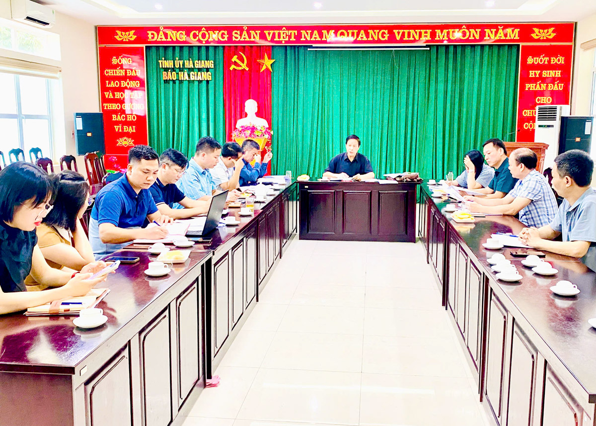 Hội đồng Chung khảo chấm các tác phẩm dự thi Giải Báo chí tỉnh Hà Giang lần thứ 16 năm 2025