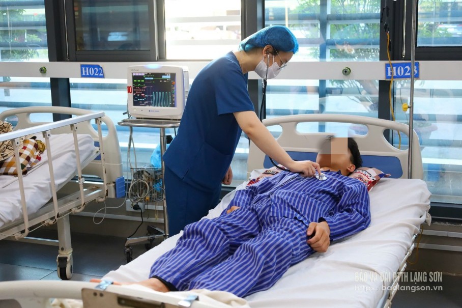 แพทย์แผนกวิกฤตและพิษวิทยา โรงพยาบาลกลางจังหวัด ตรวจคนไข้