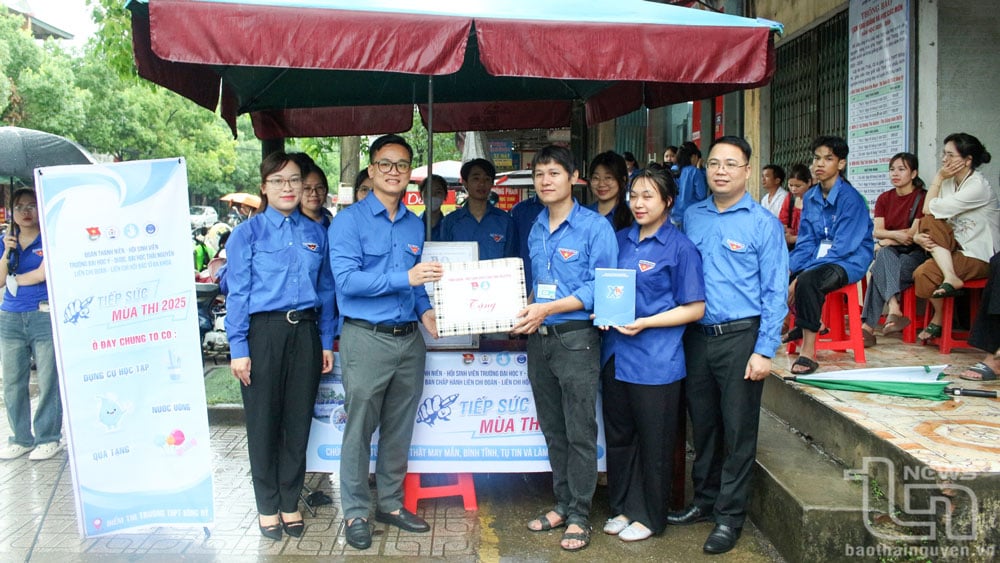 Representatives of Thai Nguyen Provincial Youth Union visited and presented gifts to the exam support teams during the 10th grade entrance exam at Dong Hy High School.
