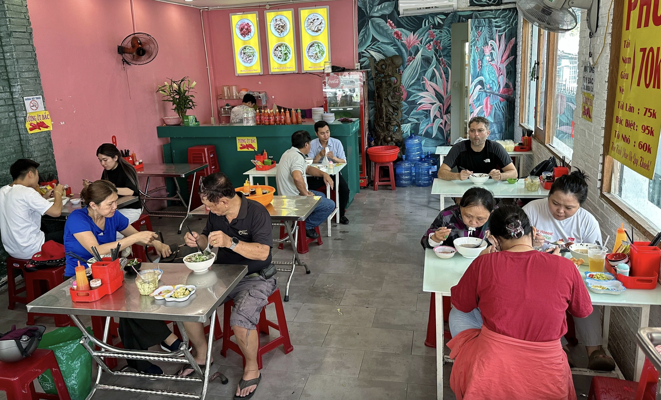 Bún bò mỡ nổi cô Như, phở Phú Gia TP.HCM... được Michelin vinh danh, giờ ra sao? - Ảnh 4.