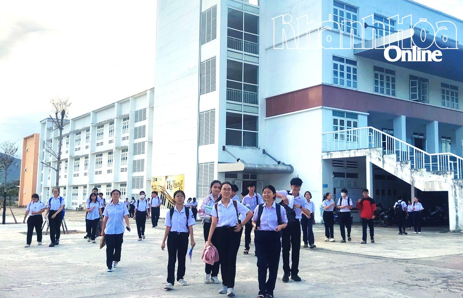 Candidates leave after the specialized subject exam.