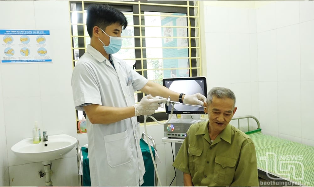 Nhân dân được nội soi tai, mũi, họng.