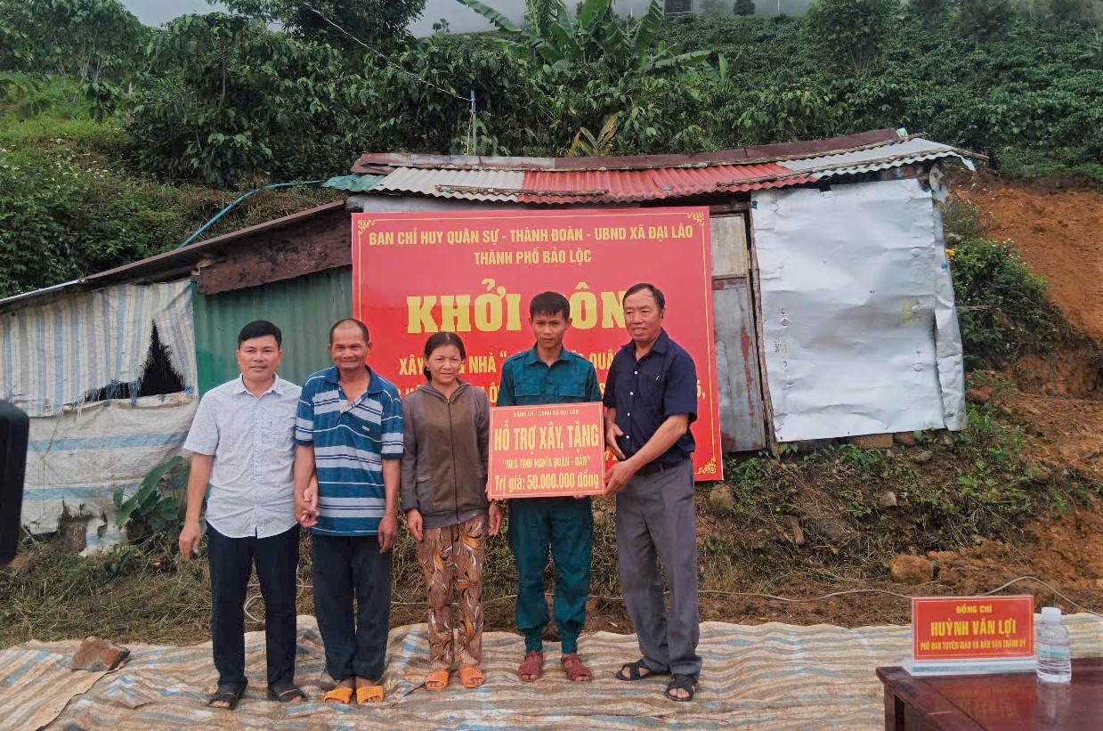 Das Volkskomitee der Gemeinde Dai Lao vergab 50 Millionen VND zur Unterstützung der Familie von Herrn Huynh Van Sieu.