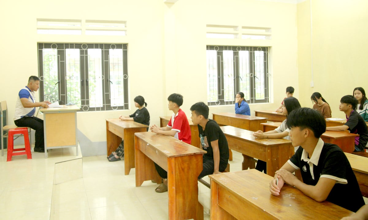 Candidates of the Examination Council of Ngoc Ha High School study the Examination Regulations.