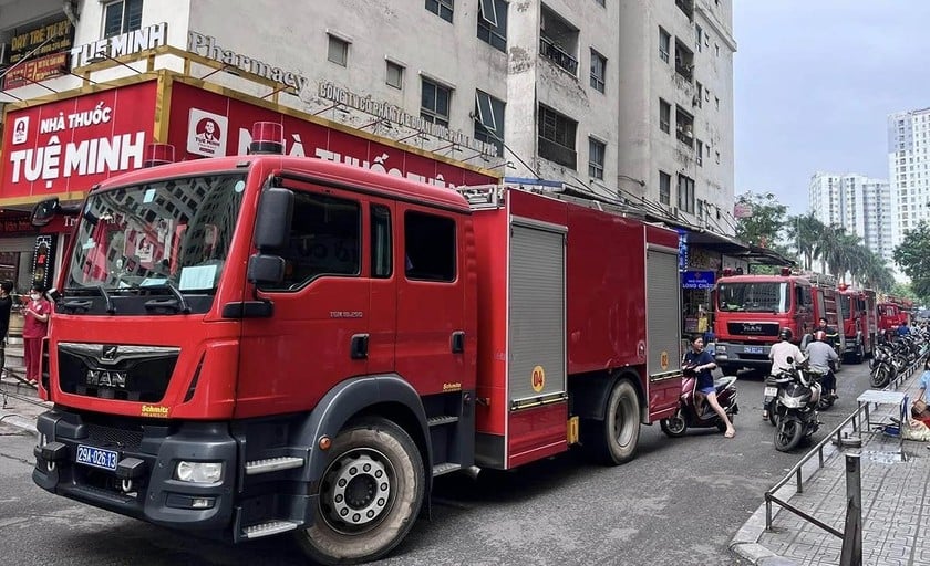 Cảnh sát đến hiện trường dập lửa. (Ảnh: VOV)