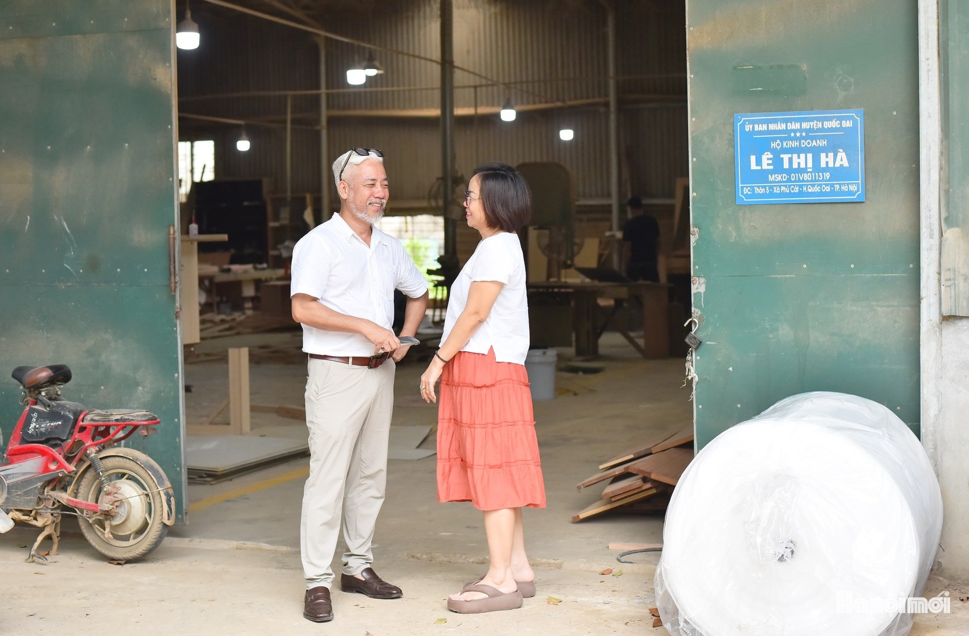 Selon M. Nguyen Anh Hung (à gauche) - Directeur de Gia Khanh Furniture Company Limited, pour que le village artisanal se développe de manière durable et étroitement lié à l'économie privée, il faut des stratégies synchrones : se concentrer sur la formation professionnelle des jeunes locaux ; recruter des architectes formés dans des universités prestigieuses ; planifier des zones de production concentrées...