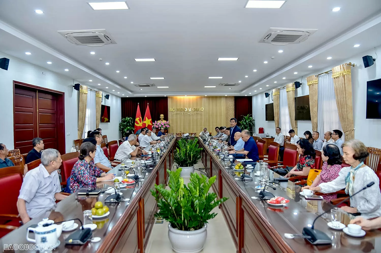 Bộ Ngoại giao gặp mặt cán bộ hưu trí Ban Đối ngoại Trung ương