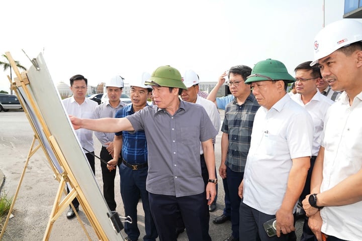 Le secrétaire du Parti de la ville de Hai Phong, Le Tien Chau, a inspecté les travaux de déblaiement du site du projet dans la zone de Dinh Vu, district de Hai An.