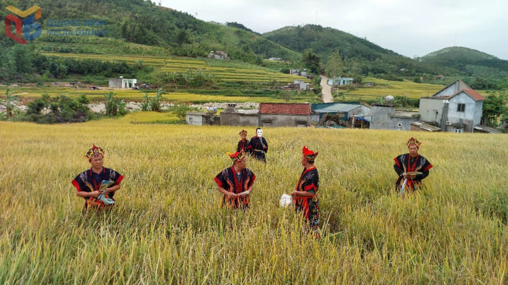 Reenactment of the San Chi people's harvest prayer ritual.