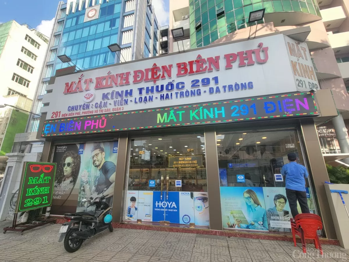 TP. Hồ Chí Minh: Kính mắt 'hàng hiệu giá bèo' tràn lan thị trường