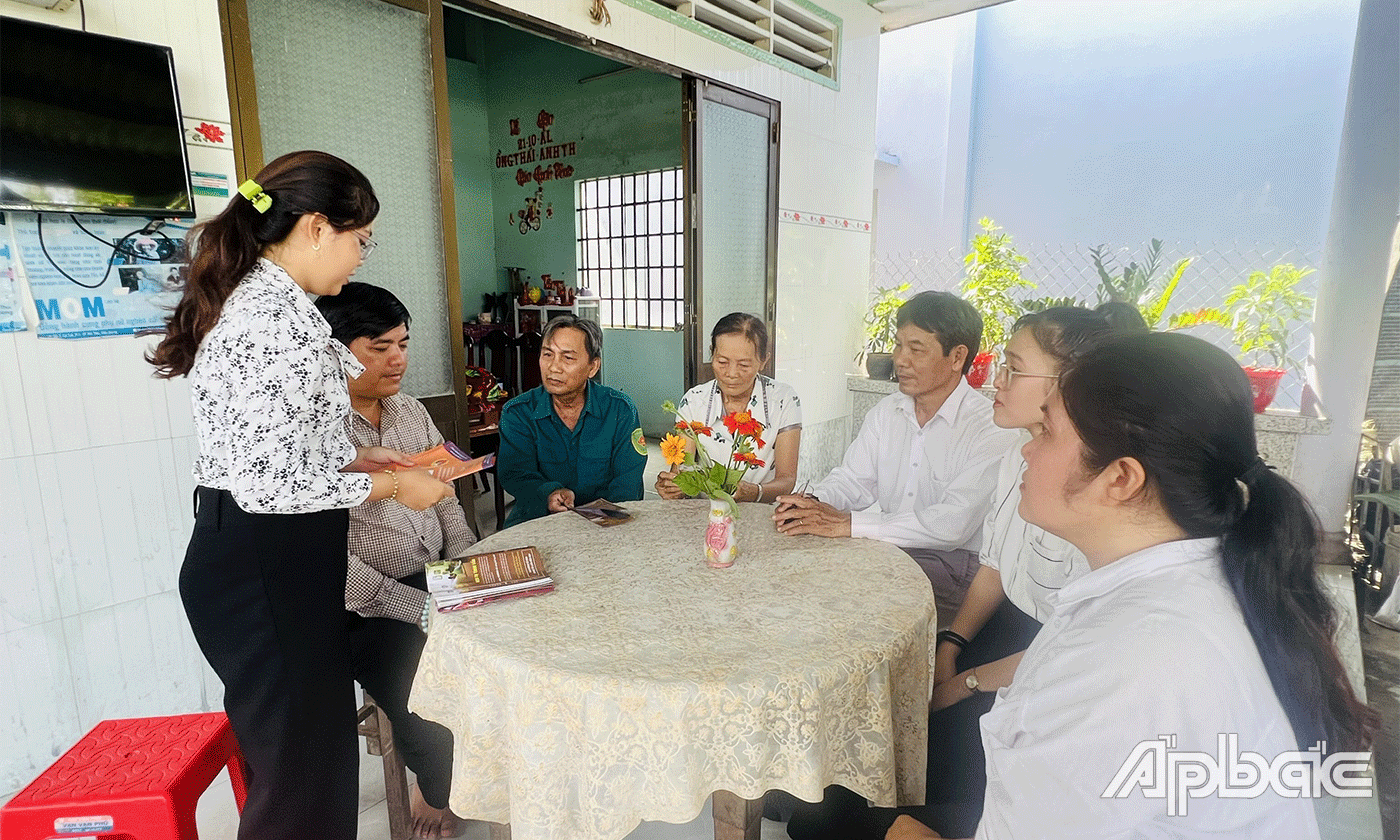 Tuyên truyền pháp luật đến từng hộ dân.