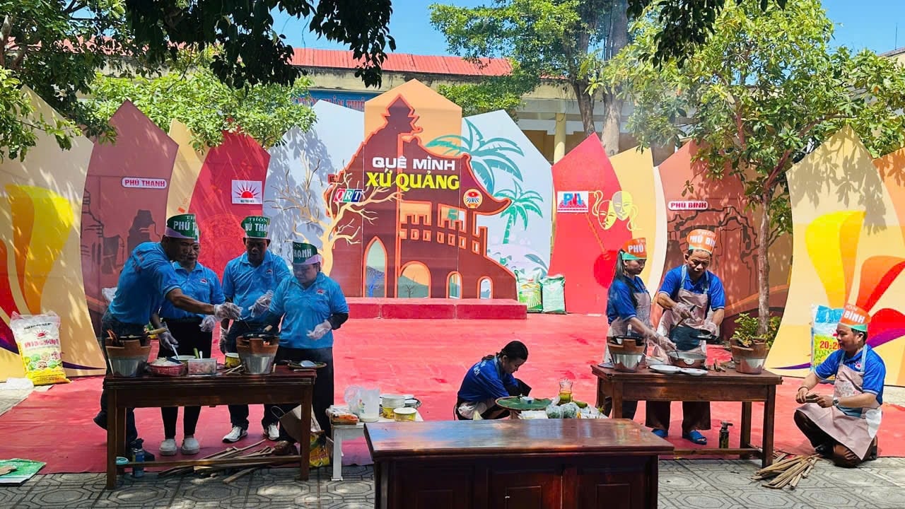Tam Phu farmers show off their pancake-making skills