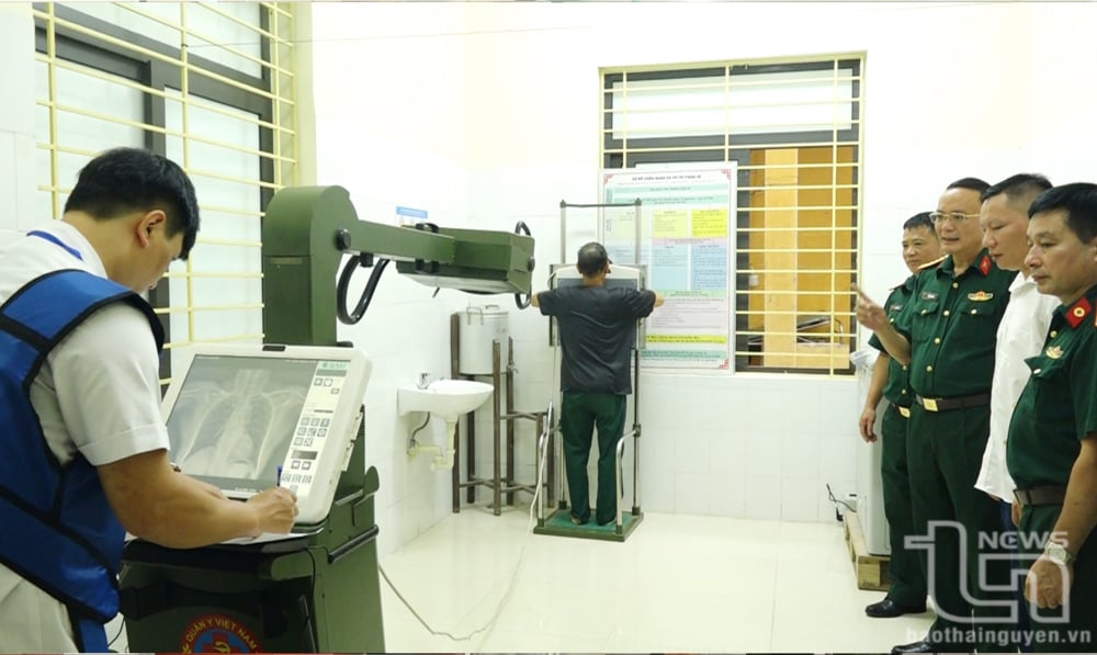 Chụp X-quang cho người dân.