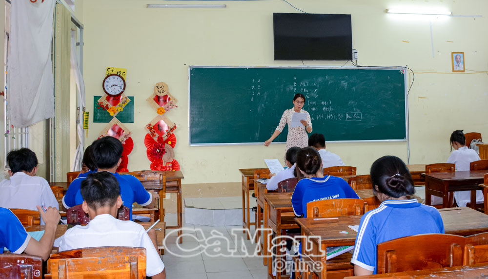 In the classrooms, desks, chairs, fans and lights are fully prepared.