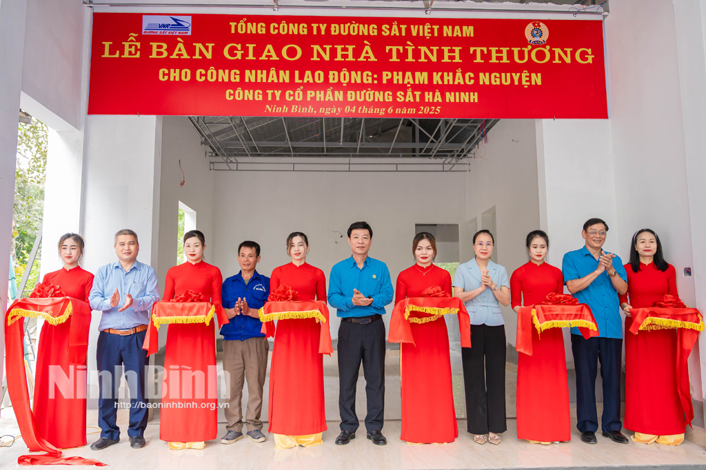 គណៈប្រតិភូបានកាត់ខ្សែបូសម្ពោធ និងប្រគល់ផ្ទះសប្បុរសធម៌ជូនគ្រួសារលោក Pham Khac Nguyen រស់នៅក្នុងក្រុមទី 33 សង្កាត់ Nam Son ទីក្រុង Tam Diep។
