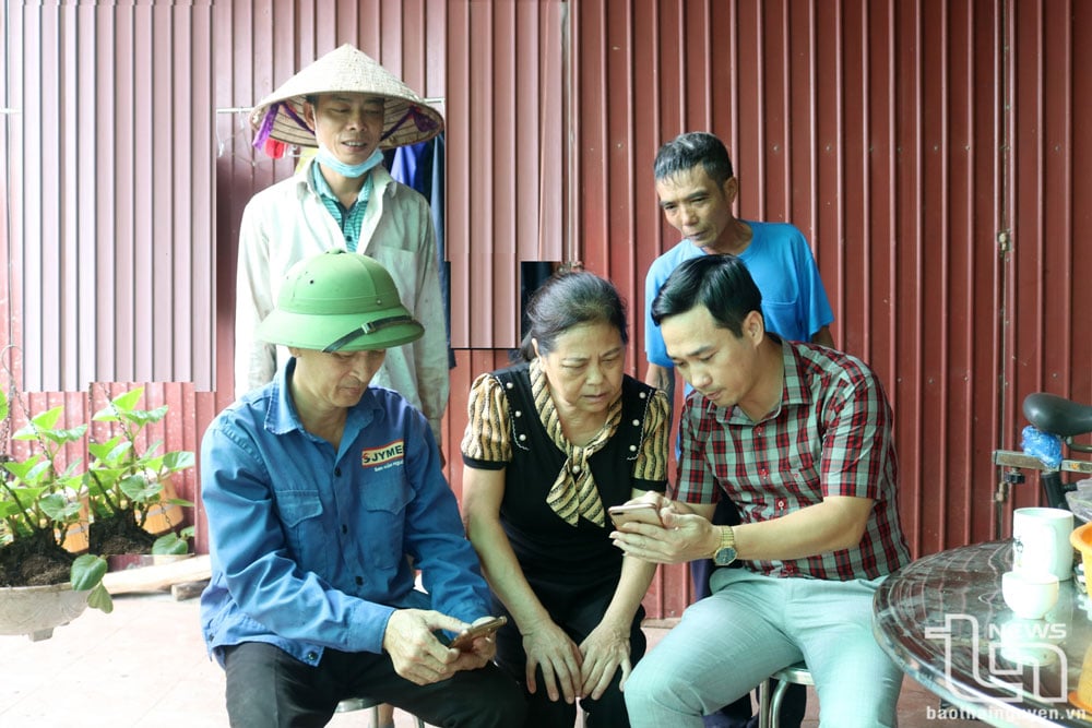មន្ត្រីនៃទីក្រុង Hung Son (Dai Tu) បានចែករំលែកជាមួយប្រជាជនអំពីជំនាញនៃការប្រើប្រាស់កម្មវិធីមួយចំនួននៅលើស្មាតហ្វូនជាមួយនឹងការតភ្ជាប់អ៊ីនធឺណិត។