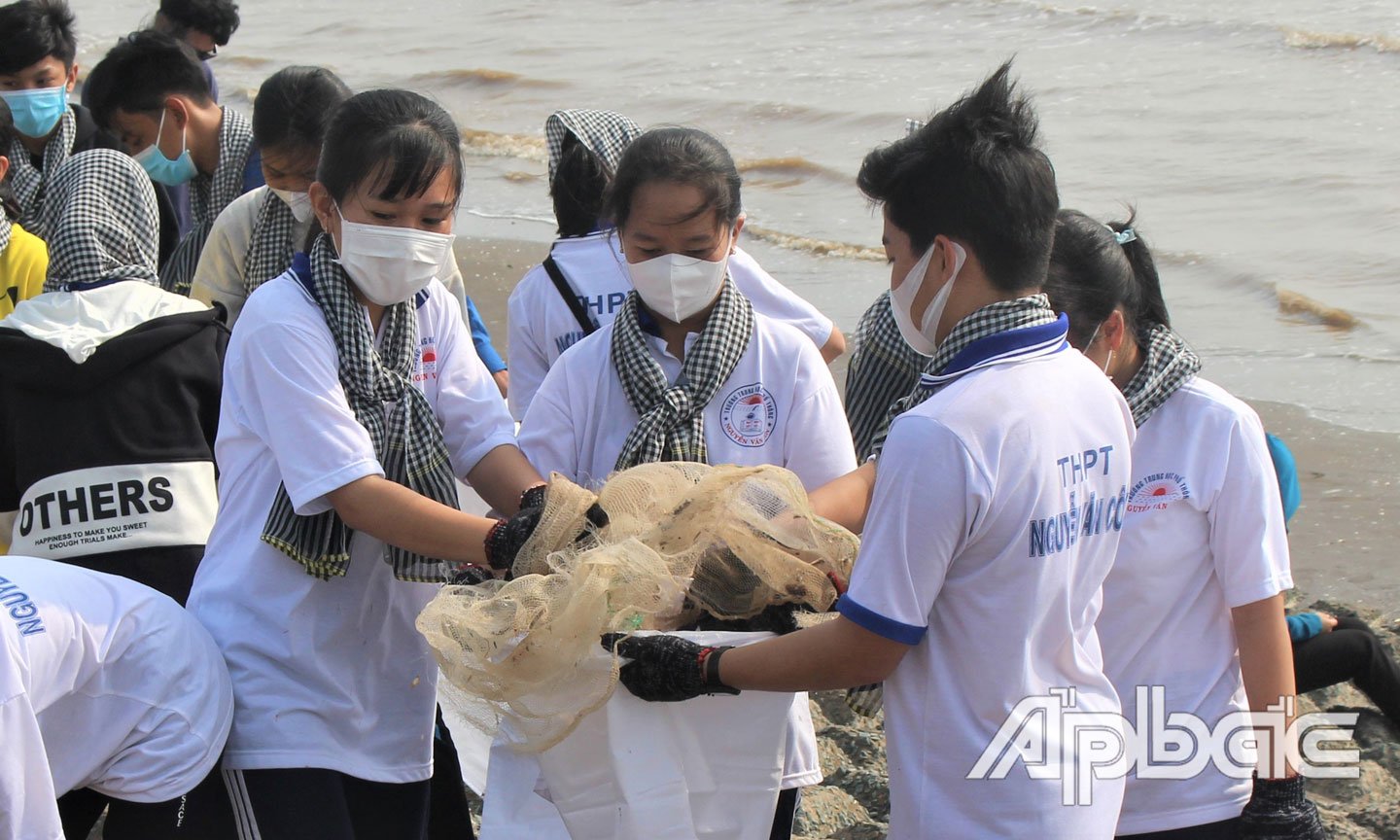 Đoàn viên, thanh niên tham gia thực hiện Chiến dịch “Hãy làm sạch biển
