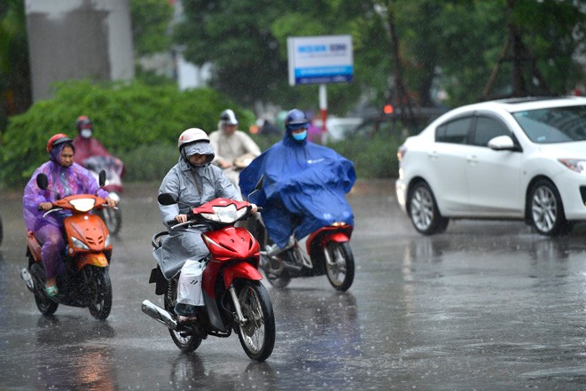 Miền Bắc và Trung bộ có mưa rào và dông rải rác.