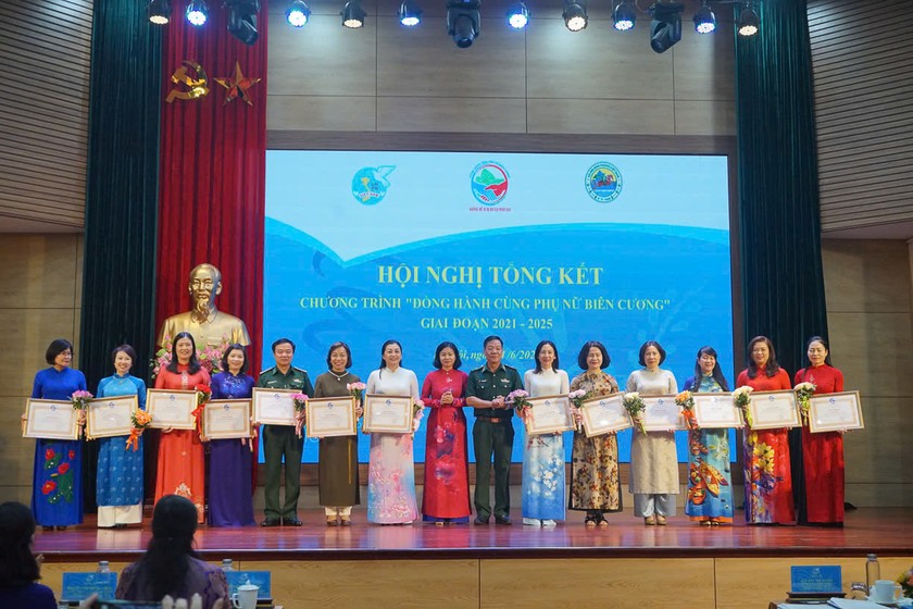 Ủy viên Trung ương Đảng, Chủ tịch Hội LHPN Việt Nam Nguyễn Thị Tuyến và Thiếu tướng Văn Ngọc Quế, Phó Chủ nhiệm Chính trị Bộ Tư lệnh Bộ đội Biên phòng (hai người giữa ảnh), trao Bằng khen cho các tập thể có thành tích xuất sắc thực hiện Chương trình “Đồng hành cùng phụ nữ biên cương”. (Ảnh: PV)
