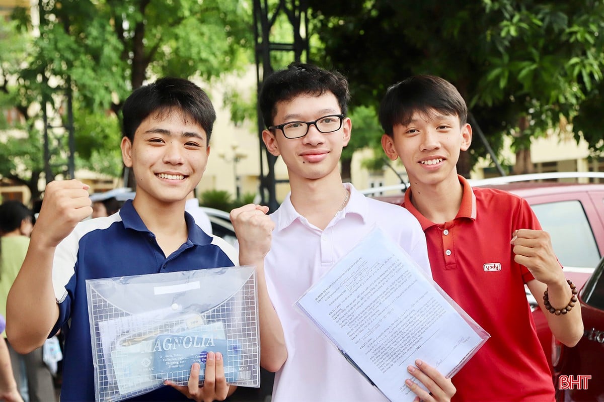 Thí sinh "nhẹ nhõm" sau khi hoàn thành các bài thi.