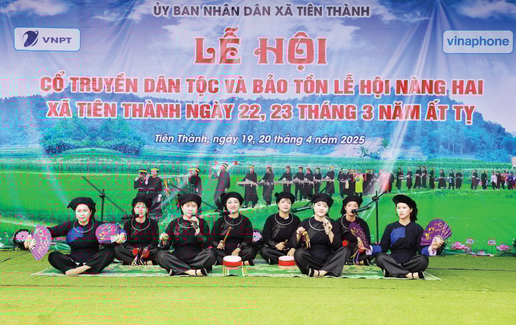 Performing folk songs at festivals helps preserve the traditional culture of the nation. Photo: The Vinh
