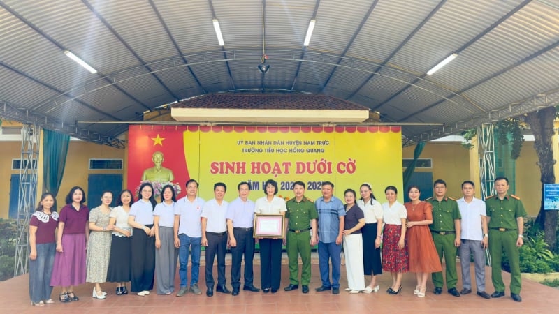Trao Bằng tri ân cô giáo dũng cảm cứu người giữa dòng sông -0