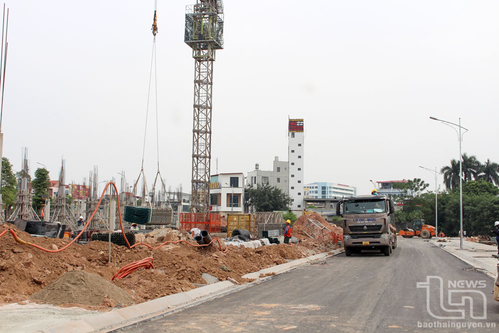 El trabajo de limpieza de terrenos para nuevos proyectos residenciales y urbanos ha sido dirigido fuertemente por la ciudad de Pho Yen, con el objetivo de aumentar los ingresos provenientes del uso y arrendamiento de tierras.