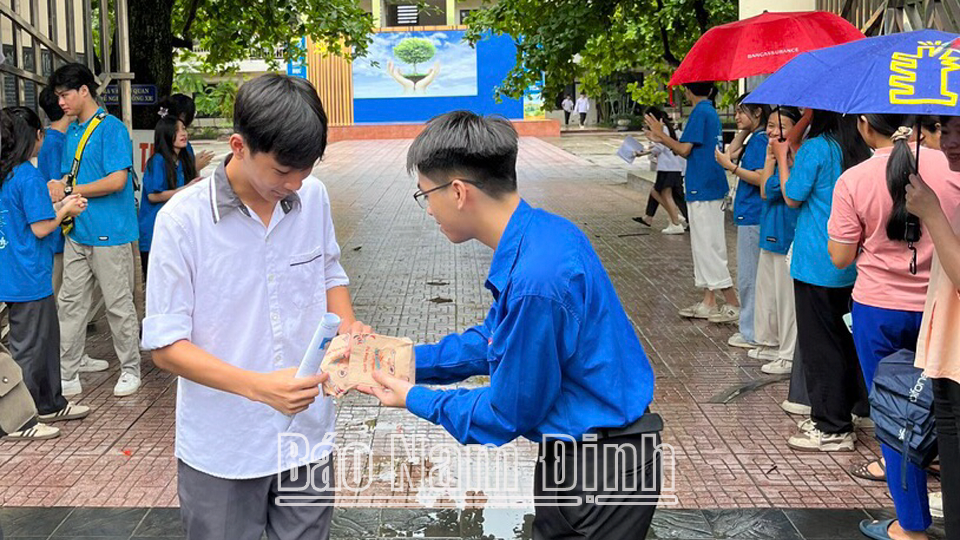 Students of Nam Dinh University of Nursing support exam season at the exam site of Le Hong Phong High School for the Gifted.