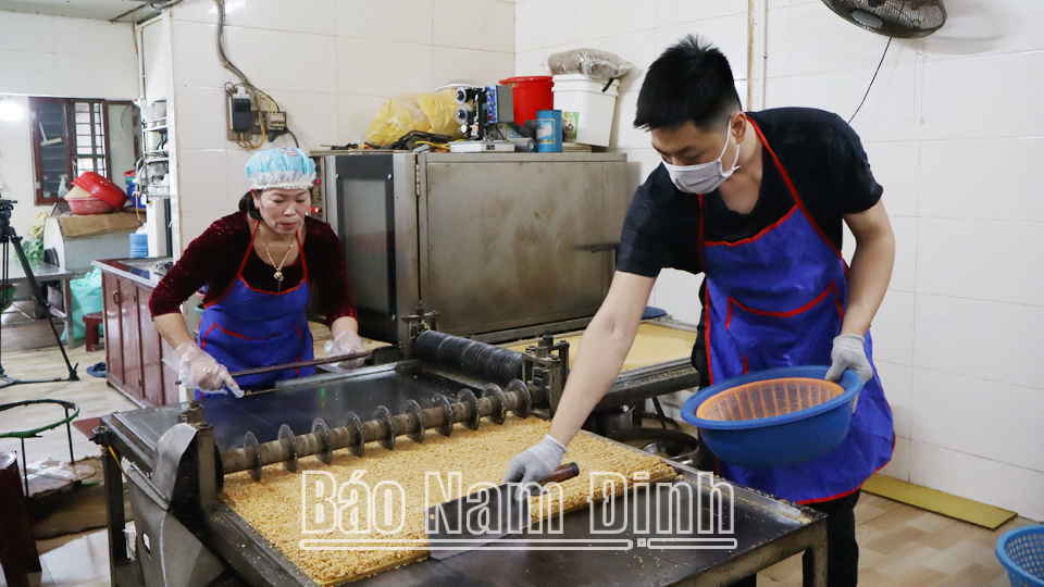 La famille de Mme Vu Thi Hong, commune de Binh Minh (Nam Truc) produit des bonbons traditionnels aux cacahuètes.