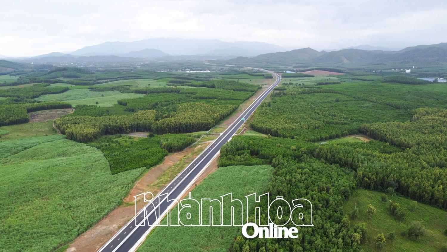 Le projet d'autoroute Van Phong - Nha Trang a mis en service plus de 70 km du dernier tracé fin avril 2025.