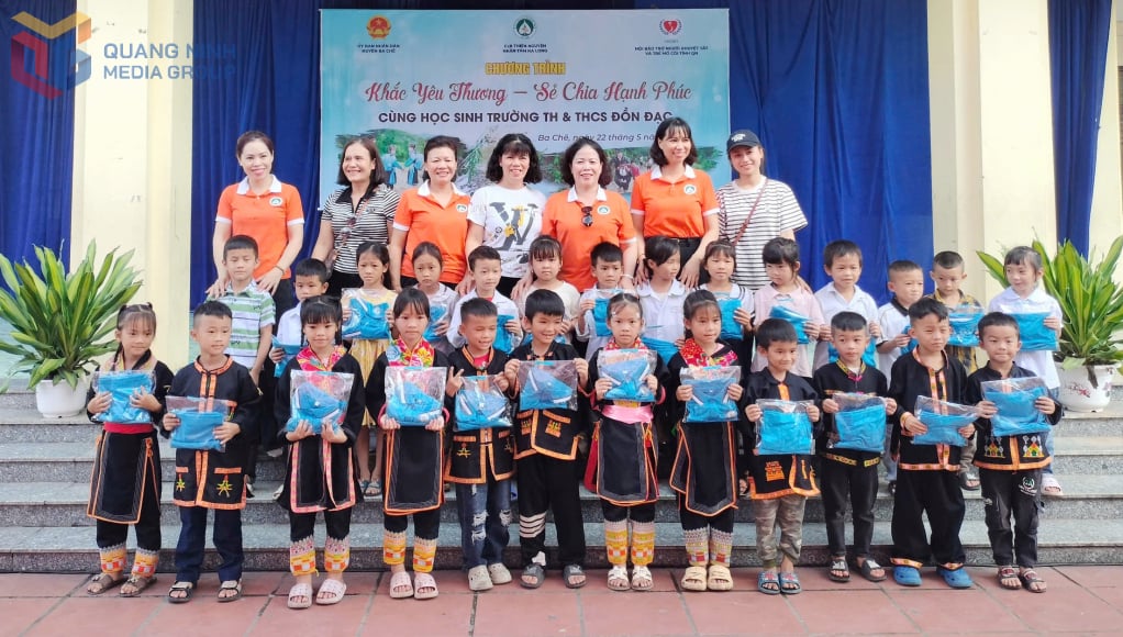 ក្លឹបសប្បុរសធម៌ Ha Long បានផ្តល់ឯកសណ្ឋានដល់សិស្សានុសិស្សនៅសាលាបឋមសិក្សា និងអនុវិទ្យាល័យដុនដាក (ស្រុកបាចែ) ក្នុងខែឧសភា ឆ្នាំ២០២៥។