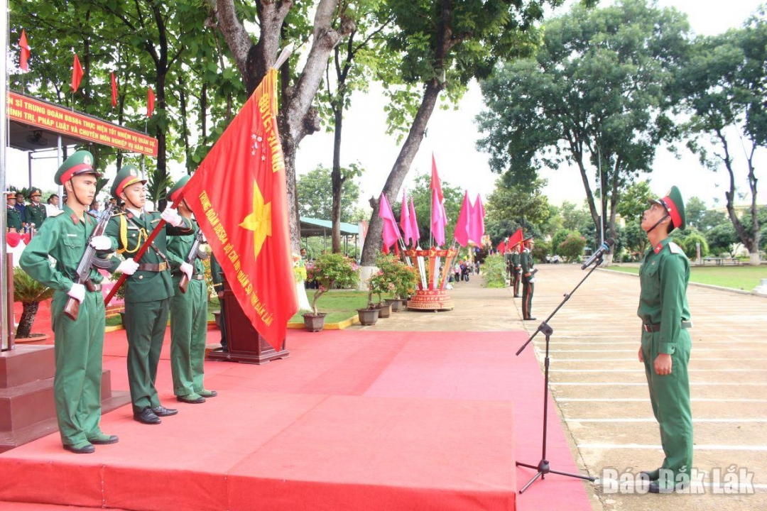 Chiến sĩ mới đọc 10 lời thề danh dự của quân nhân trong lễ tuyên thệ.