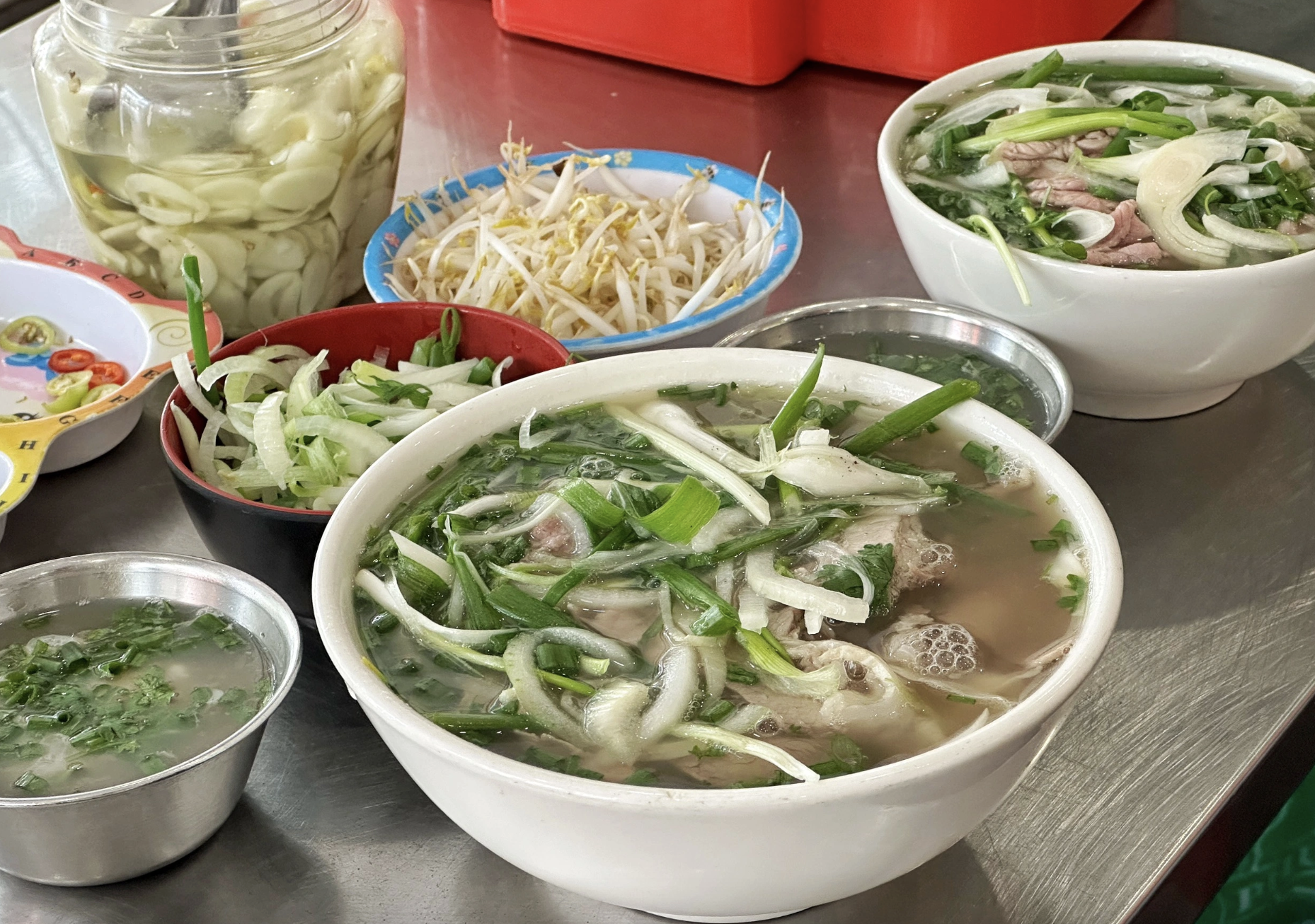 Bún bò mỡ nổi cô Như, phở Phú Gia TP.HCM... được Michelin vinh danh, giờ ra sao? - Ảnh 3.