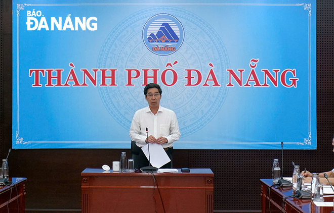 Le vice-président du Comité populaire de la ville, Tran Chi Cuong, a prononcé un discours lors de la réunion. Photo : NGOC HA
