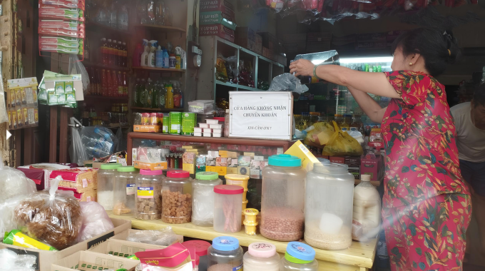 Une épicerie du district de Ngo Quyen, à Hai Phong, affiche une pancarte indiquant qu'elle n'accepte pas les virements bancaires. Photo : Thu Minh