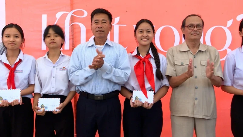 គណៈកម្មាធិការរៀបចំពិធីសម្ភោធសៀវភៅ “សេចក្តីប្រាថ្នាដើម្បីសន្តិភាព” បានប្រគល់រង្វាន់ដល់សិស្សពូកែឃុំ Binh Duong ស្រុក Thang Binh ខេត្ត Quang Nam។