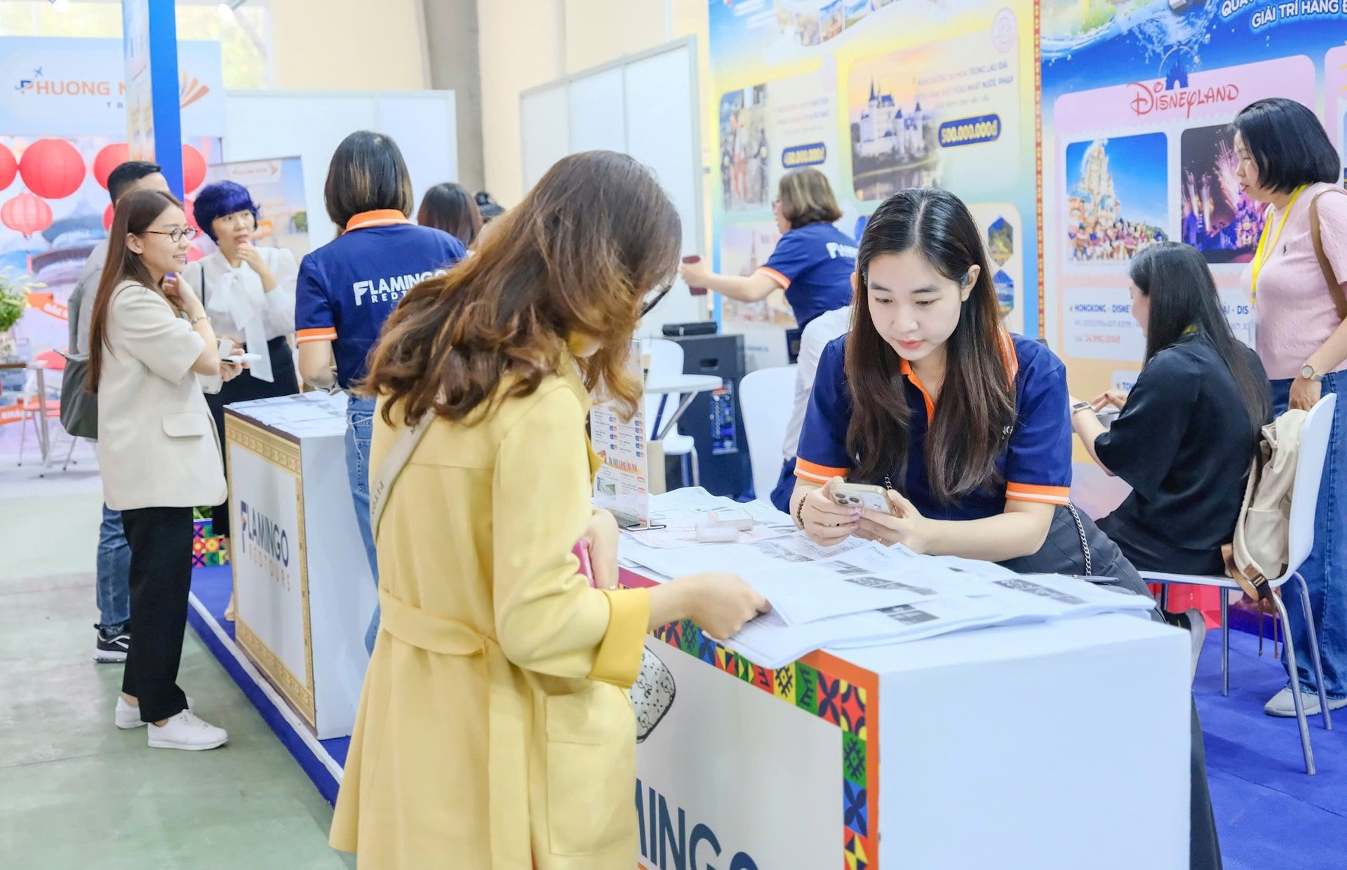 tu-van-cac-san-pham-du-lich-cho-du-khach-tai-hoi-cho-du-lich-quoc-te-vitm-ha-noi-2025..jpg