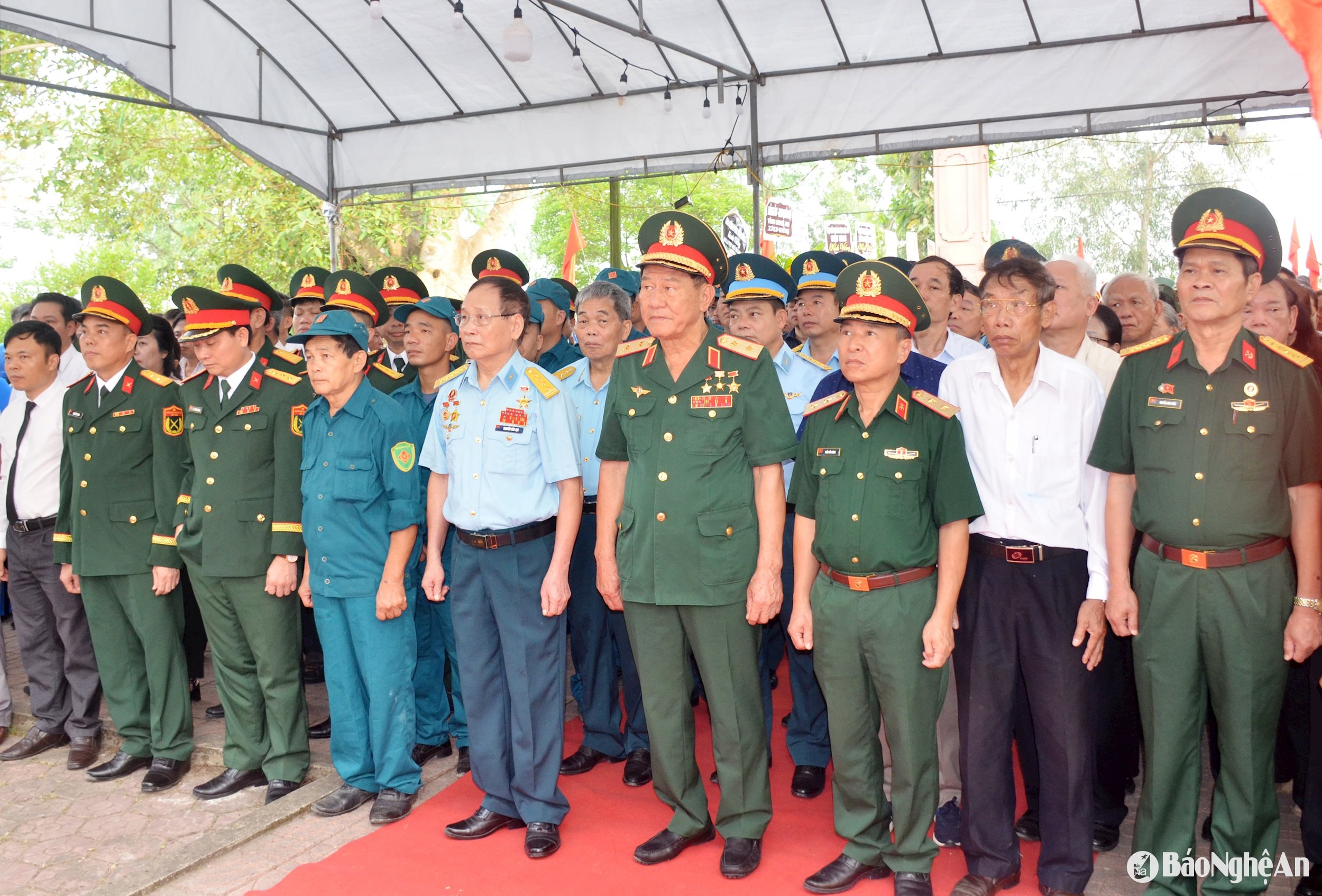 Delegados asisten al servicio conmemorativo y entierro de los restos del mártir Ngo Duc Mai. Foto: Thanh Chung