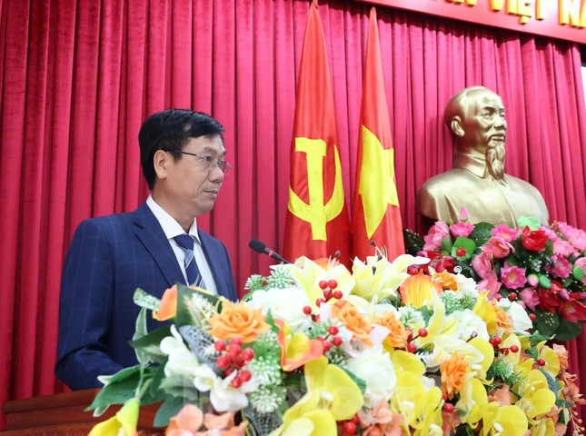 Sau sáp nhập, Báo Đắk Lắk gồm 1 Tổng Biên tập và 5 Phó Tổng Biên tập (ảnh trên); Ông Nguyễn Đình Trung, Bí thư Tỉnh ủy Đắk Lắk (áo trắng) và ông Trần Văn Hiền, tân Tổng Biên tập Báo Đắk Lắk (ảnh dưới, bên phải) phát biểu tại hội nghị.