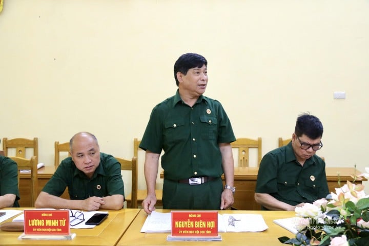 ผู้แทนพูดคุยและหารือกันในงานประชุม