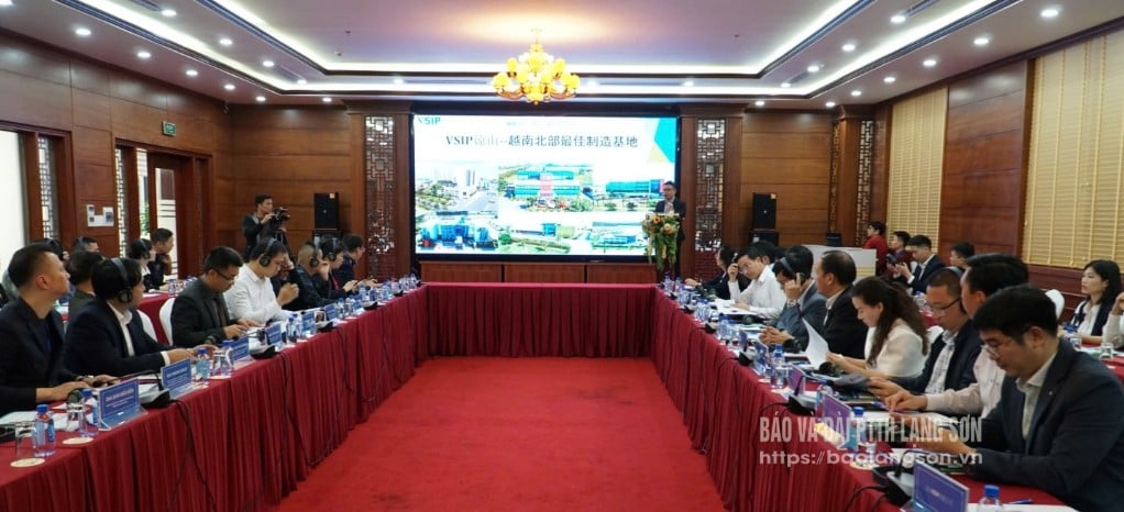 Investors of VSIP Lang Son Industrial Park Infrastructure Investment Project introduce the overview of the project's location and potential advantages to Chinese enterprises.