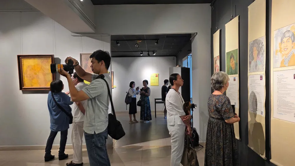 Exhibition “Weaving Silk Colors”: Traditional silk paintings in contemporary inspiration