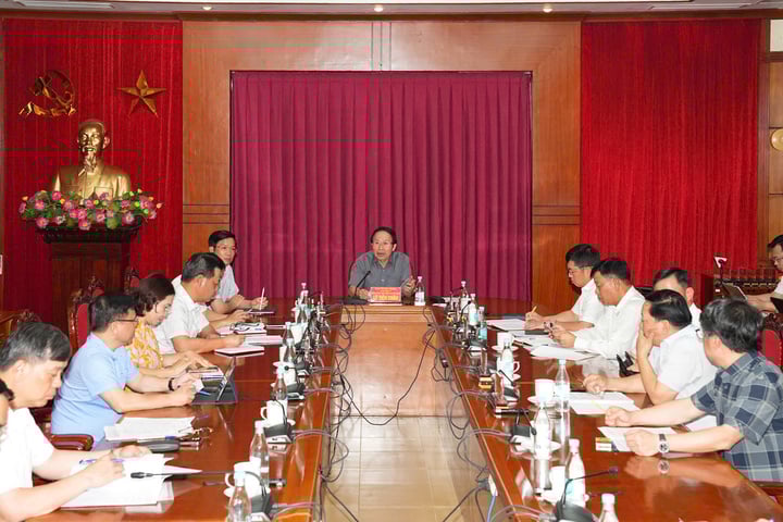 Réunion pour diriger le déblaiement du site du projet d'investissement de construction du chemin de fer Lao Cai - Hanoi - Hai Phong à travers la ville.