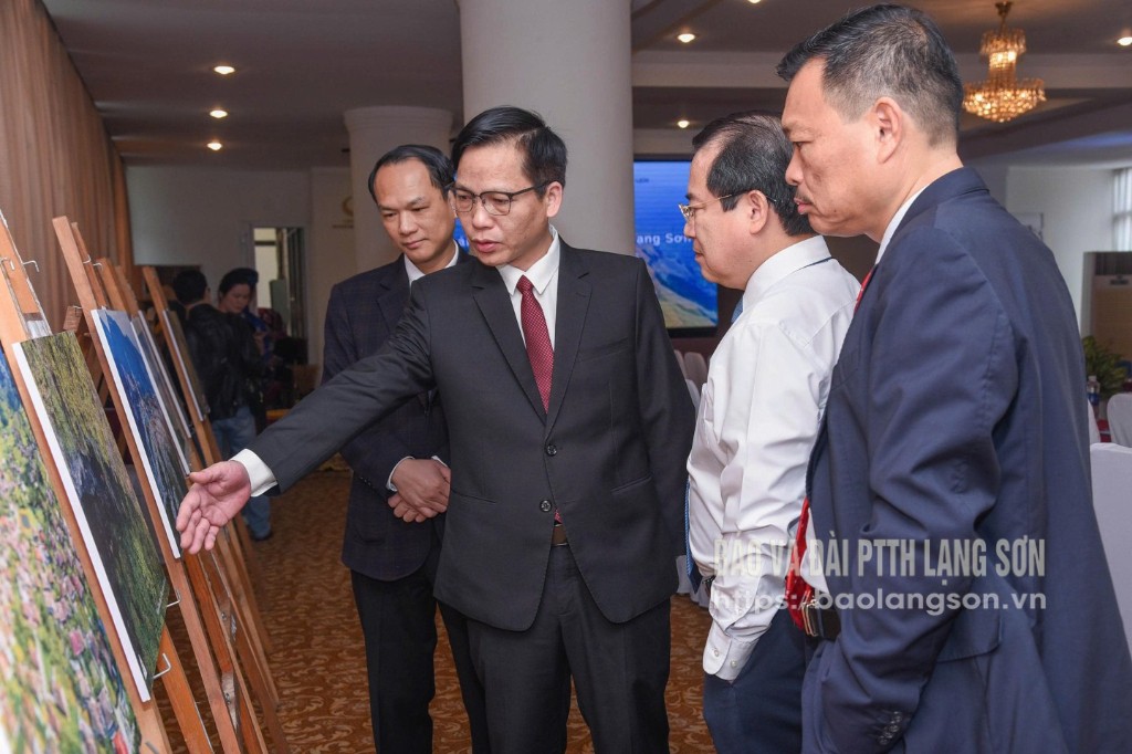 Leaders of the Provincial Center for Investment, Trade and Tourism Promotion introduced the tourism potential of Lang Son province in Hue city.
