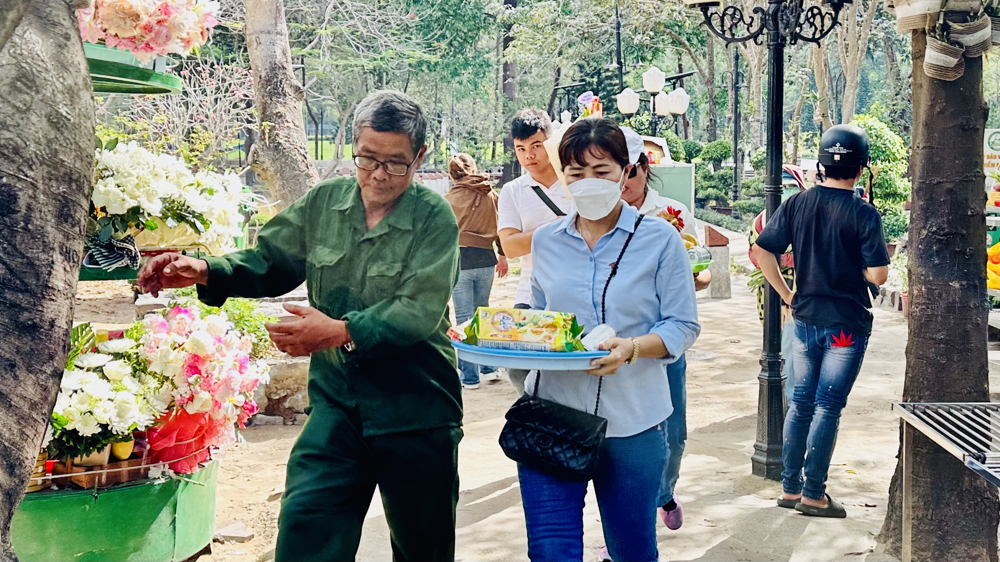  Du khách viếng nghĩa trang Hàng Dương tuân thủ chương trình “giỏ lễ xanh”