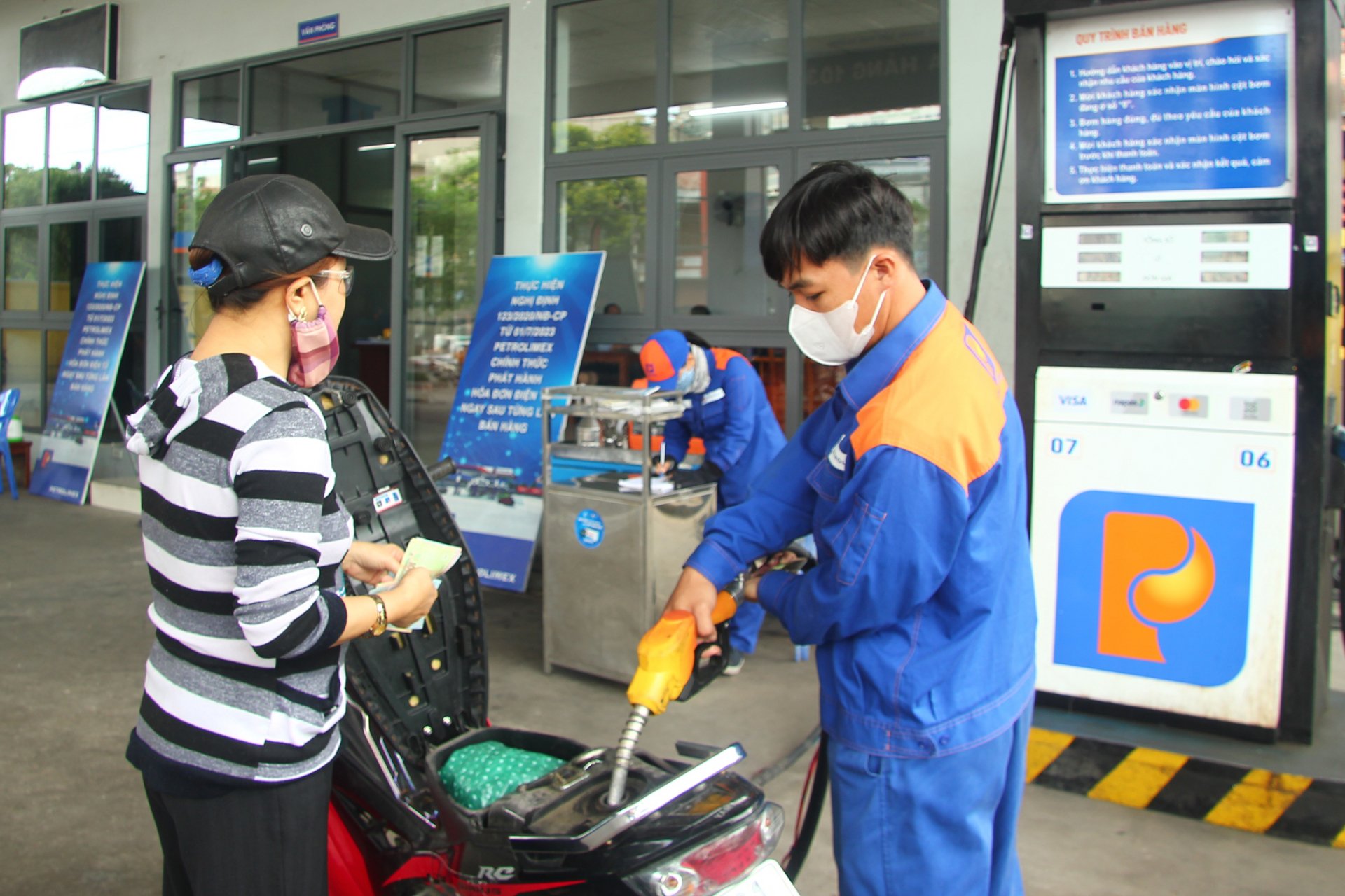 Giá xăng dầu được điều chỉnh giảm góp phần kiềm chế đà tăng CPI chung trong tháng 5/2025. Ảnh: LÊ HẢO