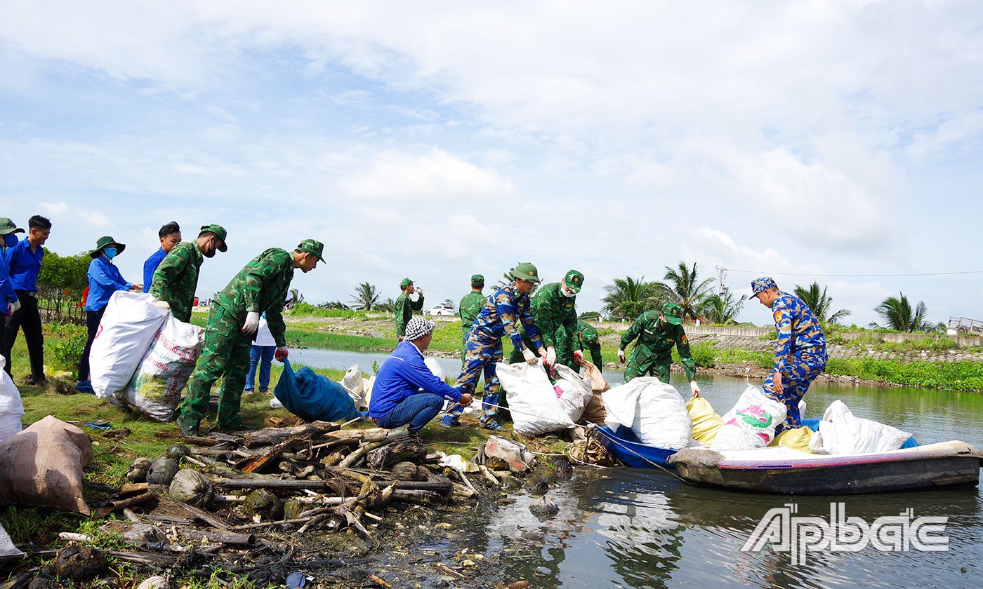 Tuổi trẻ Bộ đội Biên phòng tỉnh Tiền Giang dọn dẹp, thu gom, phân loại rác thải các loại trên tuyến đê biển Tân Thành.  