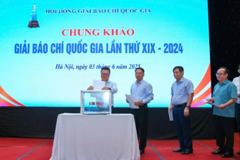 Các thành viên vòng chung khảo bỏ phiếu chấm tác phẩm.
