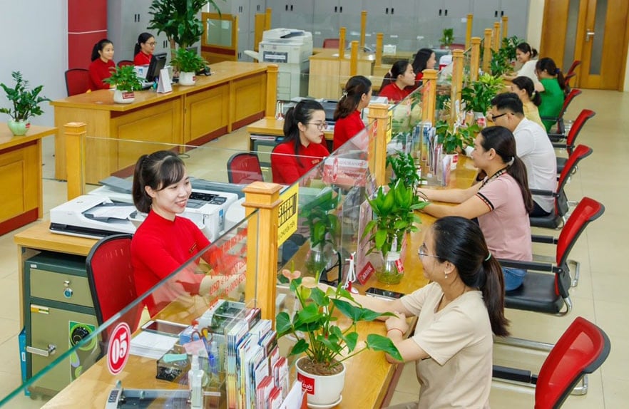khach-hang-giao-dich-tai-ngan-hang-nong-nghiep-va-phat-trien-nong-thon-viet-nam.-anh-nguyen-quang.jpg